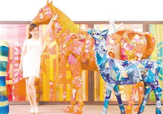 陳勵文用布料拼接制作的馬和鹿。