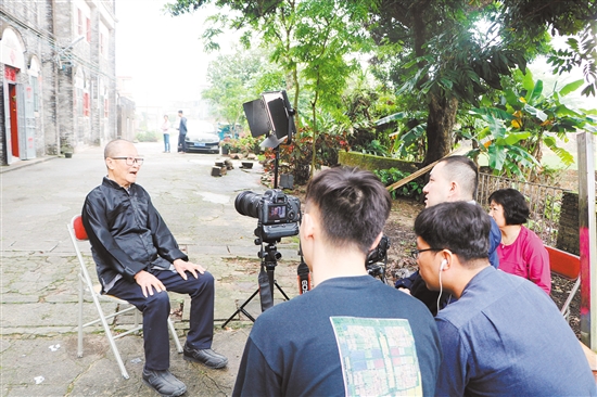昨日，央視中文國(guó)際頻道《國(guó)家記憶》欄目攝制組到我市開(kāi)啟《美國(guó)筑路華工》專(zhuān)題片的拍攝，以紀(jì)念華工在美國(guó)太平洋鐵路修建過(guò)程中作出的巨大貢獻(xiàn)。圖為攝制組采訪陳宜禧的孫子陳永常。諶磊