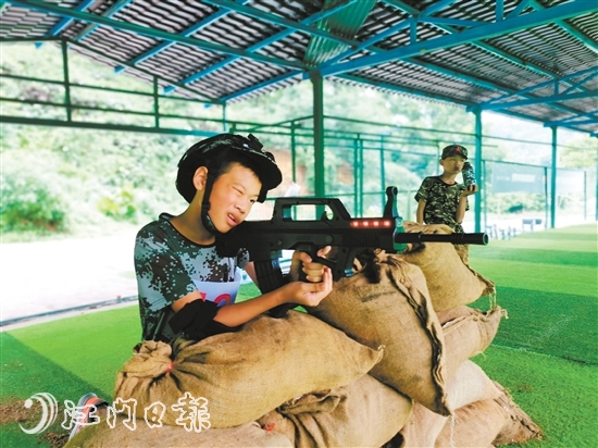 步槍精度射擊訓(xùn)練。