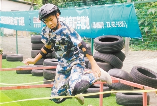 選手在進(jìn)行越障訓(xùn)練。