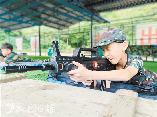 小營員們進(jìn)行臥姿射擊訓(xùn)練。