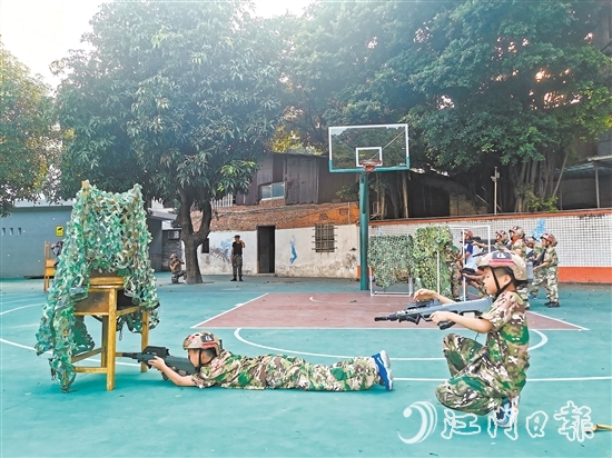 學(xué)生分為紅藍(lán)兩隊(duì)在操場上模擬軍事對(duì)抗。