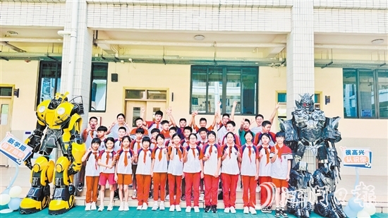 臺山碧桂園學(xué)校老師化身變形金剛迎接學(xué)生到校。