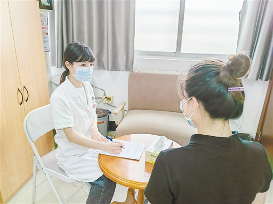 心理治療師為青少年進行心理治療。