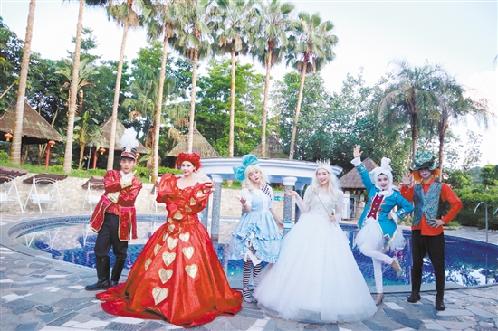 暑假期間，不少溫泉景區(qū)推出劇場(chǎng)表演，吸引廣大游客。