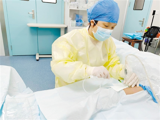 為患者進(jìn)行超聲引導(dǎo)下PICC置管術(shù)。