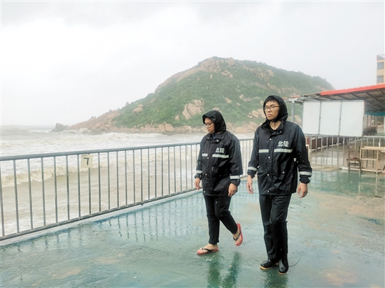 風(fēng)急浪高，北陡鎮(zhèn)工作人員加強(qiáng)對(duì)野灘的巡查力度。趙可義