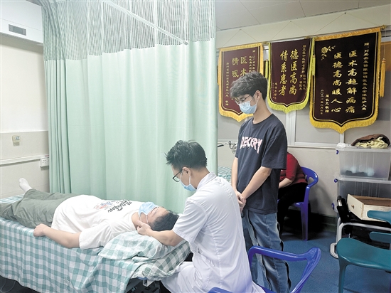 越來(lái)越多年輕人青睞中醫(yī)推拿。