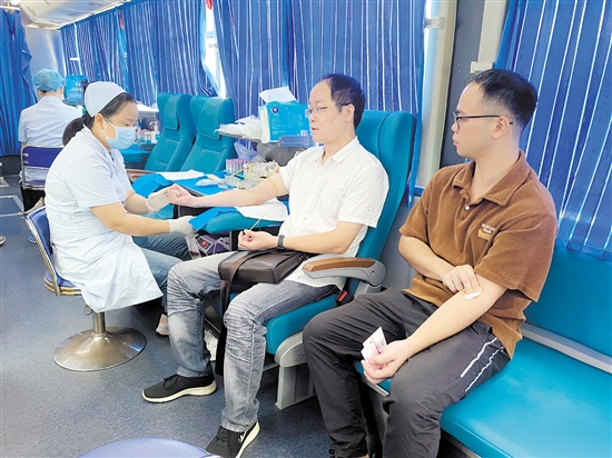 熱心市民積極捐獻(xiàn)熱血。