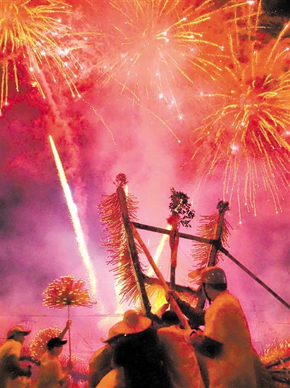 隔朗村火龍節(jié)現(xiàn)場，香火龍與煙花相襯，十分吸睛。