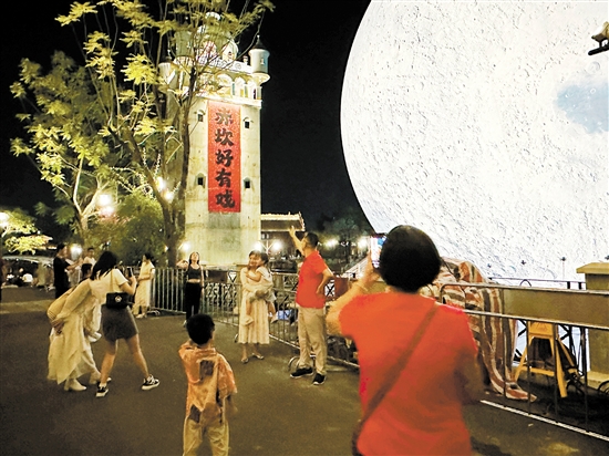 市民游客在赤坎華僑古鎮(zhèn)拍照留念。