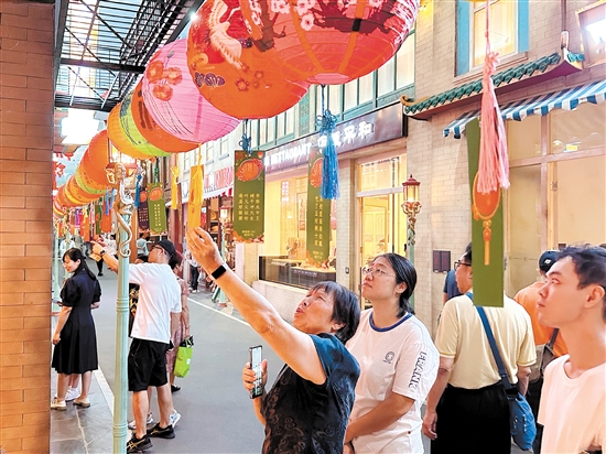 市民游客在中國僑都華僑華人博物館猜燈謎。