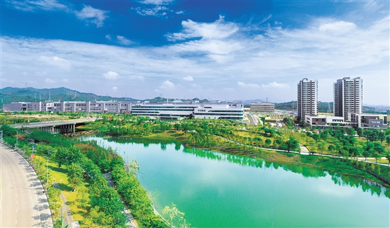 新會智造產(chǎn)業(yè)園鳳山湖園區(qū)納入江門市大型產(chǎn)業(yè)集聚區(qū)北組團范圍，是中歐（江門）中小企業(yè)國際合作區(qū)的重要組成部分，同時納入省產(chǎn)業(yè)轉移工業(yè)園管理，已落戶項目7個（投試產(chǎn)項目4個），2023年實現(xiàn)規(guī)上工業(yè)產(chǎn)值約22.65億元。