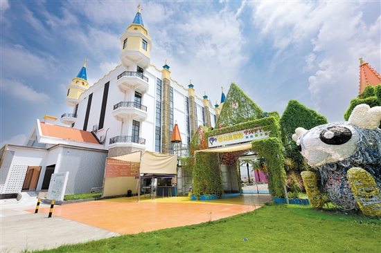 雙水鎮(zhèn)巴貝高親子樂園由江門市巴貝高農(nóng)業(yè)有限公司投資1.2億元盤活雙水龍脊村土地打造的農(nóng)旅綜合體（雙水迪士尼），它將親子娛樂、住宿、培訓與創(chuàng)意農(nóng)業(yè)、農(nóng)事體驗、田園社區(qū)有機結合,