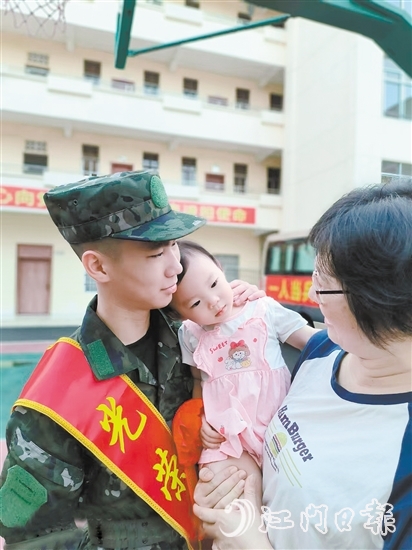 張城昊與依依不舍的妹妹。