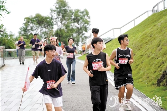 活動中，江海市民通過奔跑傳遞愛心。受訪者供圖