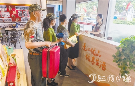 退役軍人們走進“蓬江優(yōu)品”青年廣場店選購商品。