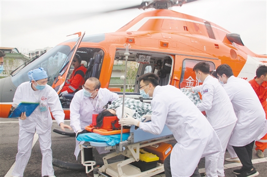 2017年，全市首例“空中120”急救病人成功轉(zhuǎn)運(yùn)。