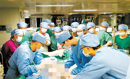 江門市首例應(yīng)用VV-ECMO救治重癥肺炎患者。