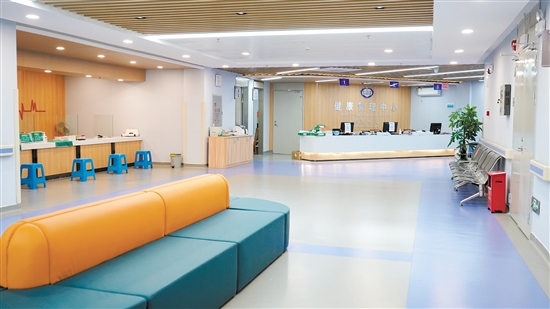 江門市第二人民醫(yī)院寬敞明亮、布局清晰的健康管理中心。