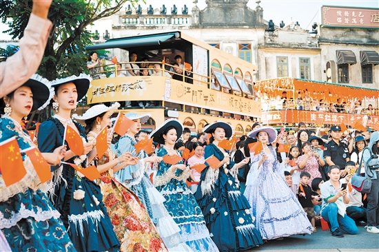 “萬(wàn)千赤子歌祖國(guó)”等活動(dòng)吸引了大家熱情參與，現(xiàn)場(chǎng)氛圍感拉滿。