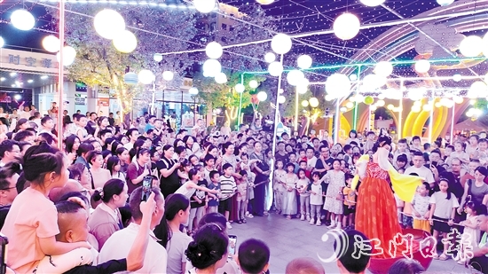 白水帶繽紛樂(lè)園內(nèi)，精彩節(jié)目層出不窮，吸引游客觀看。受訪者供圖