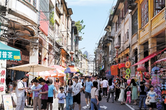 國慶假期，長堤歷史文化街區(qū)游人如織。