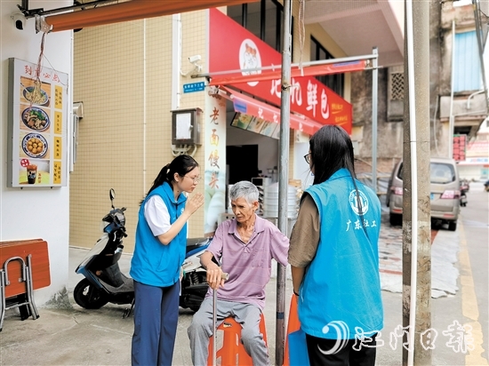 在江海，尊老敬老愛老蔚然成風。圖為志愿者為老人提供幫助。