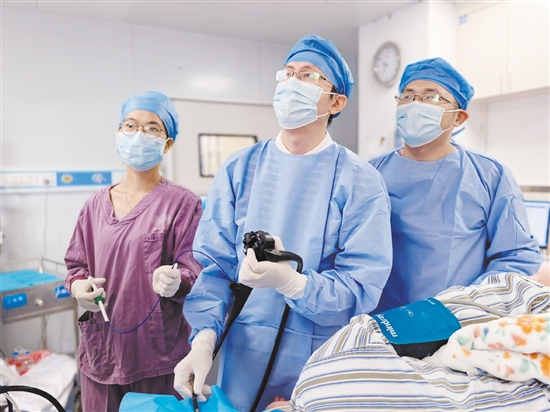 消化內(nèi)科團隊成功為患者微創(chuàng)切除胃底腫瘤。