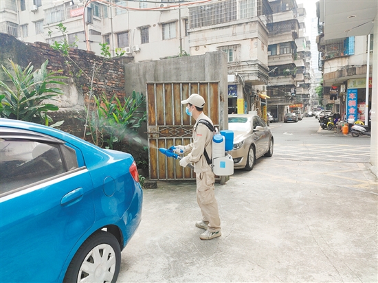 工作人員進(jìn)行環(huán)境消殺以防控登革熱。