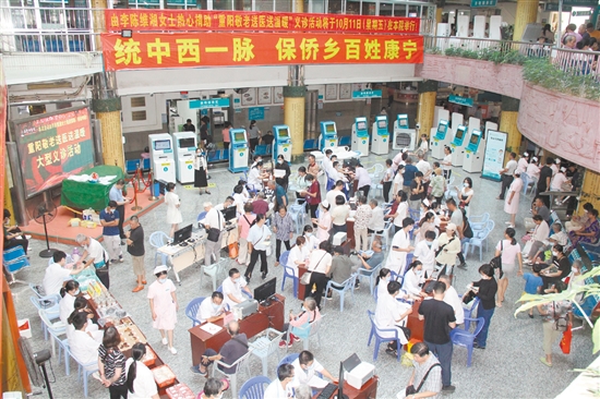 義診活動(dòng)現(xiàn)場(chǎng)人頭攢動(dòng)。