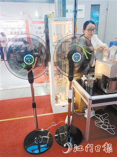 路思拓的“七彩LED燈光+香薰盒+自帶電池”16寸無軸電機風扇。