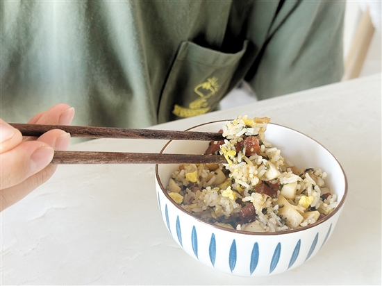 米飯煮熟后如果儲(chǔ)存不當(dāng)再拿來(lái)炒飯吃，或會(huì)導(dǎo)致“炒飯綜合征”。