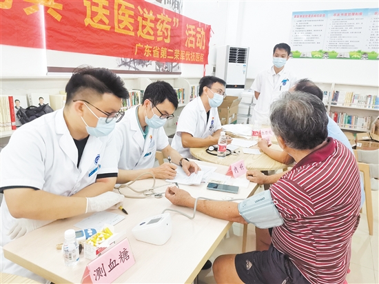 醫(yī)護人員耐心為優(yōu)撫對象檢查身體。