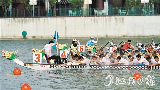 比賽中，禮樂禮聯(lián)龍舟隊(duì)劈波斬浪，勇往直前，展現(xiàn)出了團(tuán)結(jié)拼搏、和諧進(jìn)取的龍舟精神。受訪者供圖