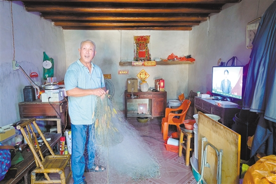 茫洲村實(shí)現(xiàn)24小時(shí)穩(wěn)定供電后，村民白天在家也能看電視了。