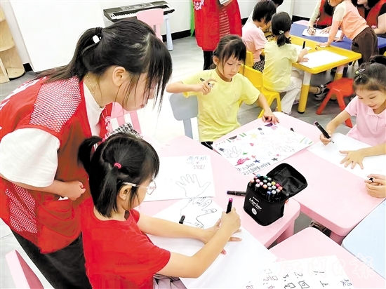 愛心助教鼓勵小朋友寫下對周末課堂的期許。