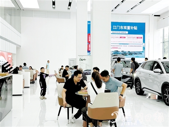 在汽車銷售門店，前來看車購車的市民絡(luò)繹不絕。