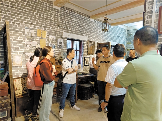 倉(cāng)東遺產(chǎn)教育基地成為人們了解僑鄉(xiāng)歷史文化的一個(gè)平臺(tái)，經(jīng)常有人來這里參觀學(xué)習(xí)。