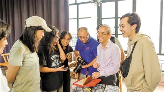 黃植良（穿白衣服者）在“倉(cāng)東Talk”活動(dòng)期間，和現(xiàn)場(chǎng)參與者互動(dòng)。