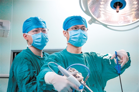 醫(yī)生為患者行腹腔鏡下腎上腺瘤切除術(shù)。