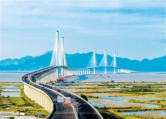 全線完成瀝青鋪裝的黃茅?？绾Ｍǖ缆访鎸?shí)現(xiàn)“白轉(zhuǎn)黑”。