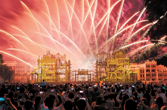 赤坎華僑古鎮(zhèn)推出“火秀”表演，吸引眾多游客。