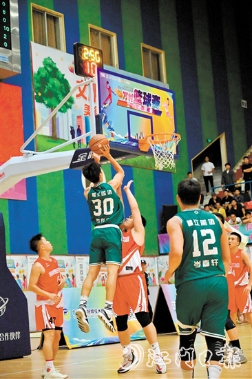萬村籃球賽江門市級賽決賽現(xiàn)場，橫江村隊隊員迎著防守跳投得分。