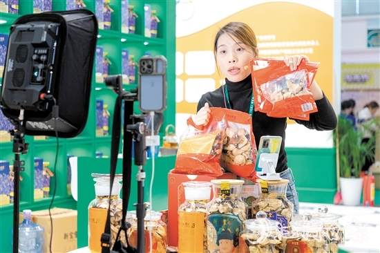 新寶堂的電商主播在直播帶貨。