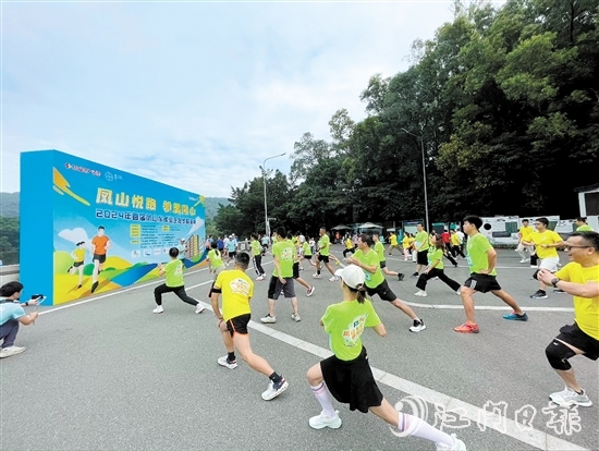 參賽者在工作人員的引導(dǎo)下進(jìn)行賽前熱身。