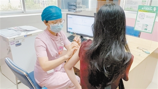 護士在給市民打HPV疫苗。