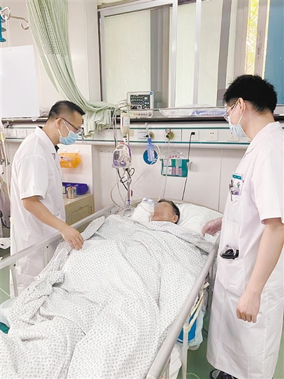 醫(yī)生在查看患者病情。