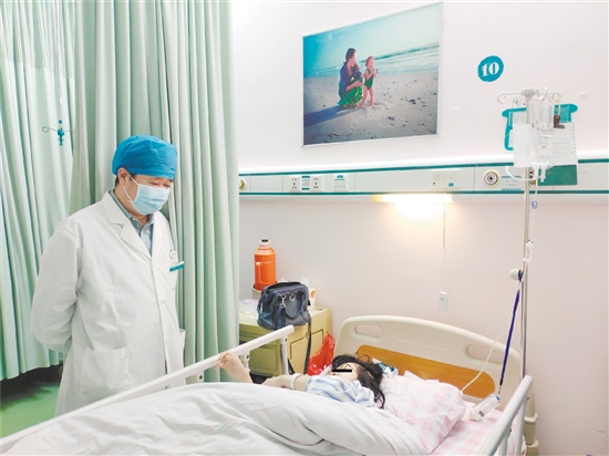 醫(yī)生詢問紅斑狼瘡患者身體情況。