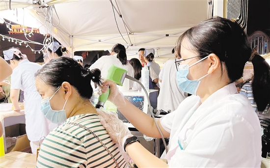 醫(yī)護人員變身“夜市攤主”，免費為群眾提供中醫(yī)藥診療服務(wù)。